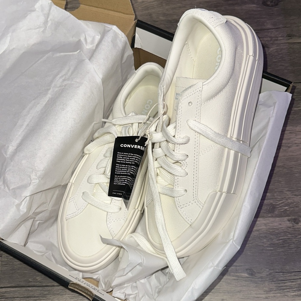 Brand new in the box never worn !!! Women’s  Converse Cruise in Egret White